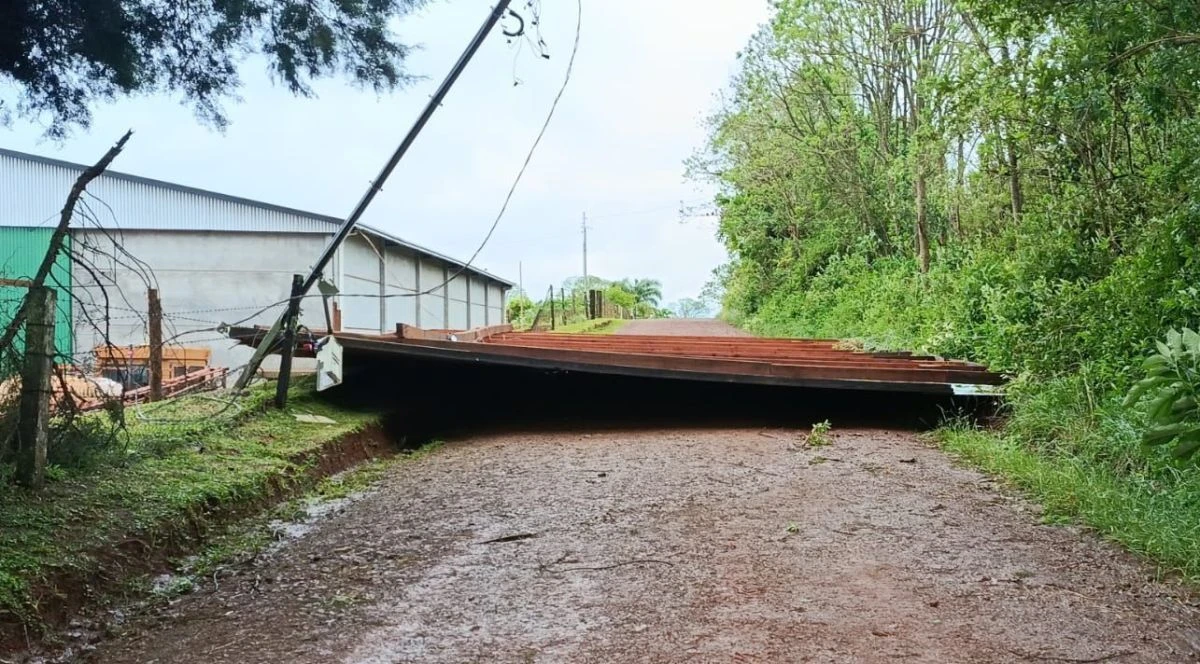 Ventos causam estragos em cidade gaúcha; Defesa Civil analisa microexplosão | CNN Brasil